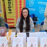 La escritora Eva Macarena Mera Vieites firmó ejemplares de su última obra en Sant Jordi 2025 con Editorial Letrame