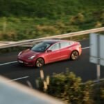 Tesla Model 3 con el Autopilot FSD activado termina bajo un tren: una familia viajaba en su interior