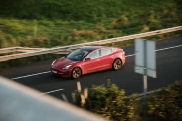 Tesla Model 3 con el Autopilot FSD activado termina bajo un tren: una familia viajaba en su interior