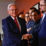 Exsenador Bob Menéndez entra a prisión en EE. UU. para cumplir 11 años de condena