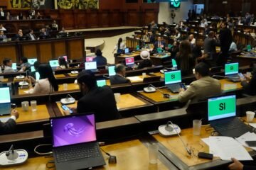 Uso de celulares en el acto del sufragio no se tipificó como infracción electoral, según resolvieron ADN, RC y parte de Pachakutik en la Asamblea