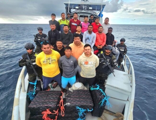 El Salvador detiene a 10 ecuatorianos en operaciones contra el tráfico de drogas en el océano Pacífico