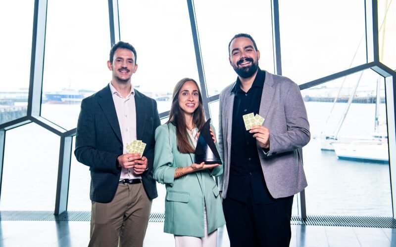 Tres científicos españoles ganan el Premio Jóvenes Inventores 2025 por un biosensor para detectar la frescura de los alimentos