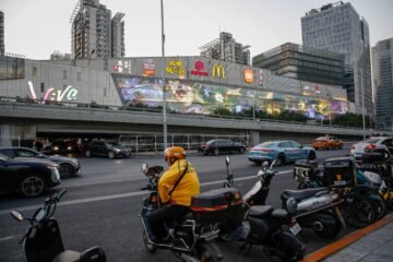 Esta ciudad china prohibirá trabajar a los repartidores a domicilio que comentan infracciones viales