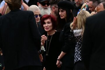 Familia de Ozzy Osbourne visiblemente afectada en la procesión fúnebre realizada en Birmingham: así se vivió el homenaje a la leyenda de rock