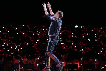 Tras la salida del CEO, ahora renuncia la directora de Recursos Humanos por ‘kiss cam’ en concierto de Coldplay
