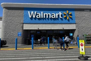 Empleado de Walmart comparte imagen que revela desconcertante política de la tienda: “Siento culpa”