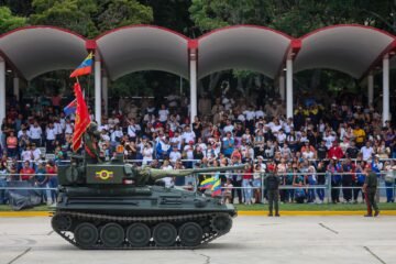 Venezuela ostenta en desfile militar por el Día de Independencia lanzacohetes y vehículos militares fabricados en Rusia y China