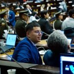 Dominique Serrano, el asambleísta más joven, se puso a dibujar en plena fiscalización a contratos de Progen
