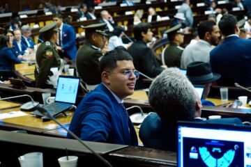 Dominique Serrano, el asambleísta más joven, se puso a dibujar en plena fiscalización a contratos de Progen