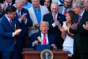 Donald Trump firma ley de recortes fiscales y presupuestarios