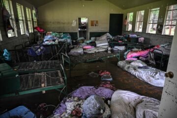 “Espero un milagro”: padre busca a su hija entre escombros tras inundaciones en Texas