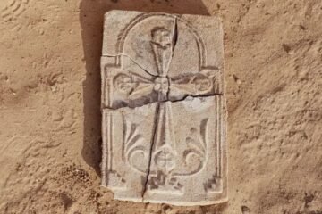 Descubren una cruz cristiana de hace 1.400 años en el patio de una casa: Podría tratarse de un monasterio en los Emiratos Árabes Unidos