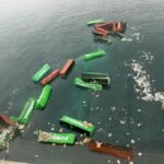 Cierran principal puerto de Perú por la caída de 50 contenedores al mar desde un buque taiwanés