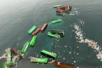 Cierran principal puerto de Perú por la caída de 50 contenedores al mar desde un buque taiwanés