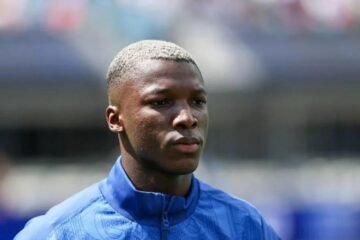 Chelsea lanzó a la venta una camiseta y abrigo inspirado en Moisés Caicedo