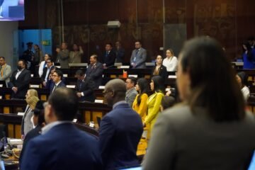 Así propone Daniel Noboa reducir el número de asambleístas con la pregunta corregida que envió a la Corte Constitucional