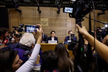 La presidenta del Louvre admite que se tardó en detectar la llegada de los ladrones