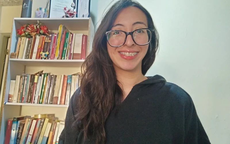 Sarah Ortiz debuta con Las dificultades de amar en serio, una historia sobre la amistad, el amor y el miedo a sentir