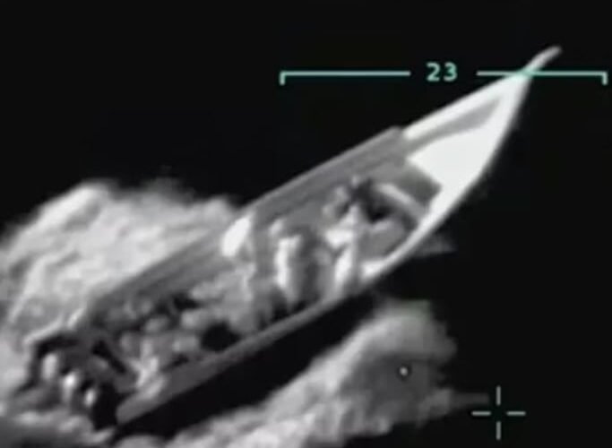 EE. UU. atacó 2 veces una misma lancha en el Caribe para eliminar a supervivientes, según medios