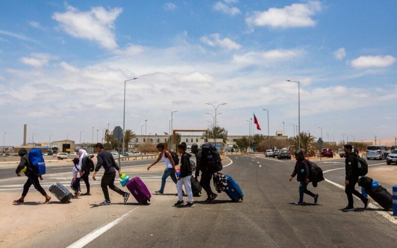 Perú decreta estado de emergencia y militariza frontera con Chile ante oleada de migrantes indocumentados