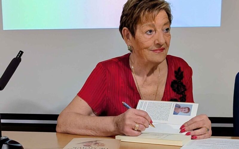 Paquita Santos Serrano rescata la memoria emocional femenina en una obra íntima y solidaria