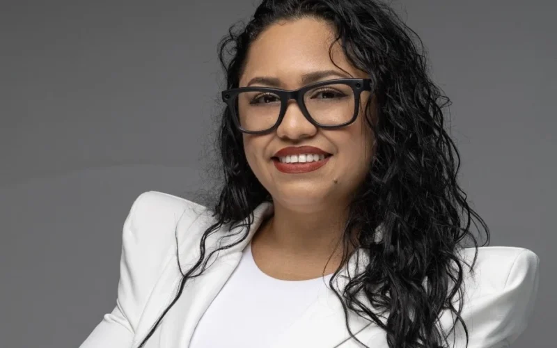 Cindy María González Manga transforma la memoria en literatura necesaria