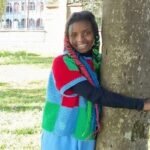 Esta es la persona con el récord Guinness por abrazar un árbol durante más tiempo