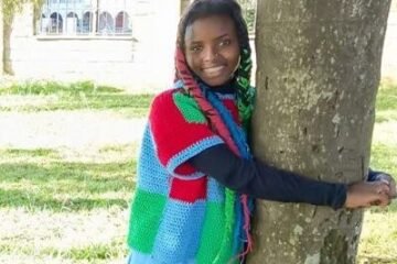 Esta es la persona con el récord Guinness por abrazar un árbol durante más tiempo