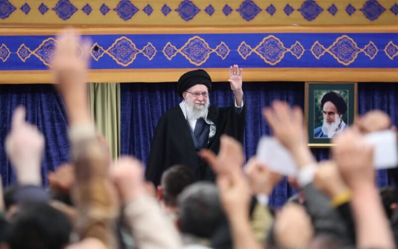 Ali Jameneí ordena mano dura para aplacar protestas que llevan una semana en Irán