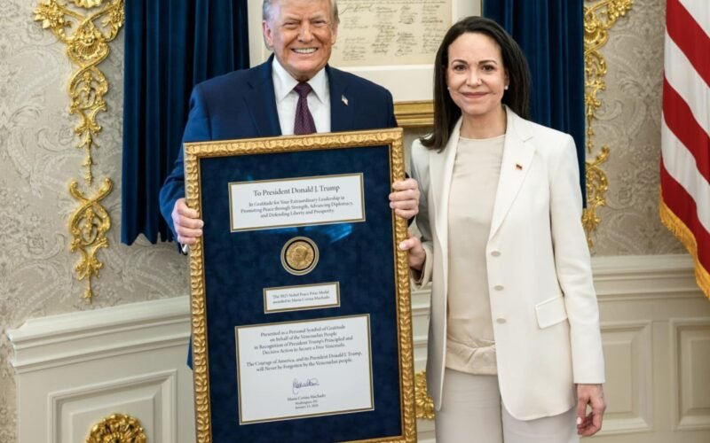 La Casa Blanca publica la foto de Donald Trump y María Corina Machado con la medalla del Premio Nobel de la Paz
