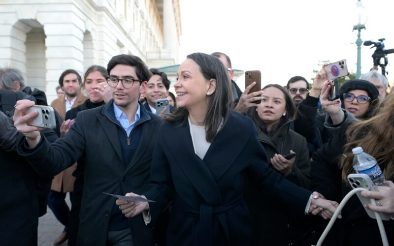 La historia detrás del medallón entregado por Gilbert du Motier a Simón Bolívar y la referencia hecha por María Corina Machado