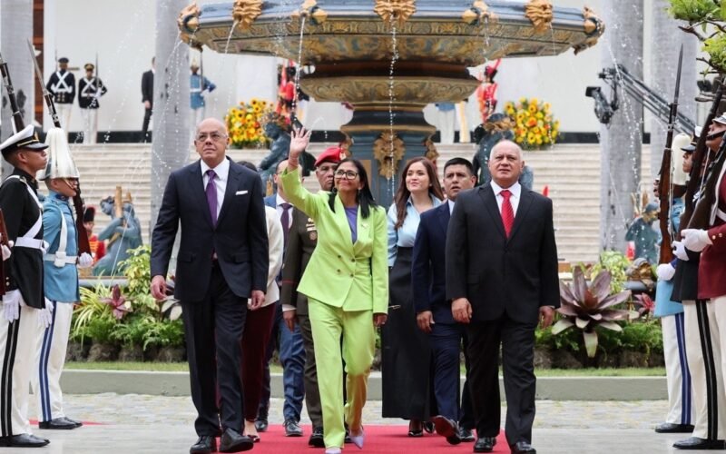 “Si algún día me tocase como presidenta encargada ir a Washington lo haré de pie, caminando, no arrastrada”, dice Delcy Rodríguez en mensaje a la Nación