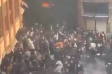 Mueren dos policías y 30 personas resultan heridas en las protestas de Irán