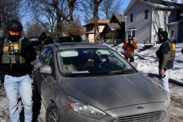 Juez ordena que niño ecuatoriano de 5 años y su padre sean liberados del centro de inmigración