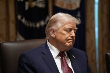 “Son aburridísimas”: Trump explica por qué cierra los ojos en reuniones oficiales