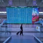 Los dos grandes aeropuertos de París reducirán sus vuelos entre el 20 % y 30 % por alerta de nieve y hielo