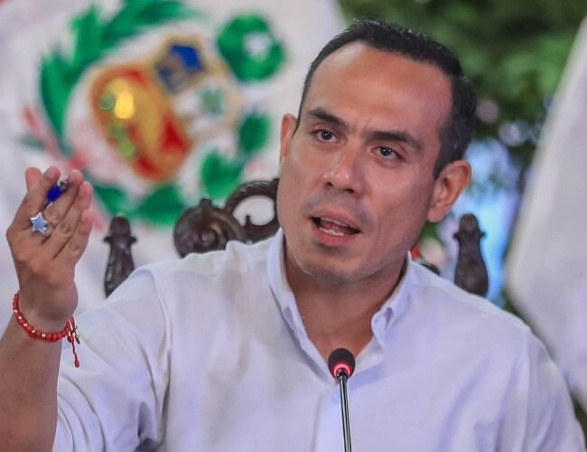 José Jerí, presidente interino de Perú, rechaza las acusaciones de contrataciones irregulares en el Ejecutivo
