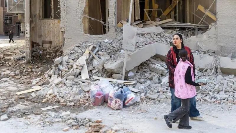 Puntos de control en la calles y filas para comprar pan: qué pasa en Irán conforme se intensifican los ataques que dejan ya 1.100 civiles muertos