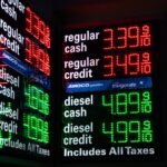 EE. UU. suspenderá temporalmente algunas sanciones petroleras para estabilizar precios