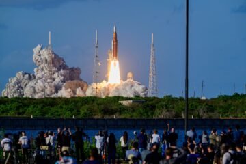 El cohete tripulado más potente lanza a los cuatro astronautas de Artemis 2 hacia un viaje histórico