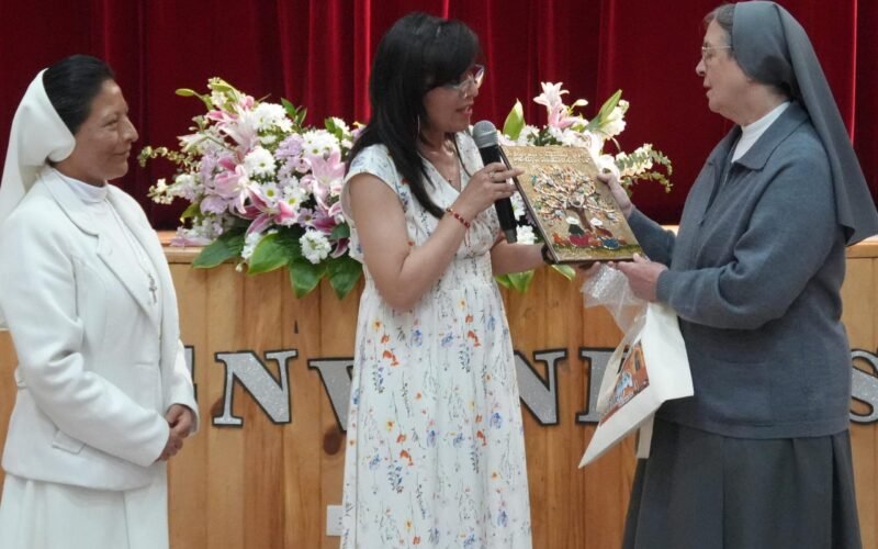 Unidad Educativa «María Auxiliadora» recibe a la Madre Chiara Cazzuola en el marco de Fiesta de la Gratitud