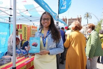 Sant Jordi da voz a la diversidad en la literatura, Rebeca Matos C presenta “Vivir la neurodivergencia” en una jornada llena de emoción y cultura