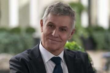 Pierre Deny, actor de ‘Emily en París’, fallece a los 69 años por complicaciones derivadas de la ELA