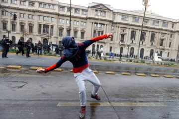 Estudiantes chilenos protestan contra José Antonio Kast