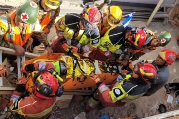 Bomberos de Quito y equipos de El Salvador rescatan con vida a mujer de 80 años en Venezuela