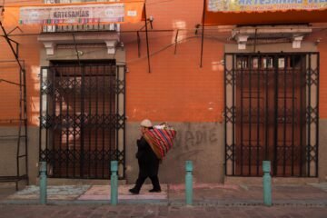 Paz dice que diálogo levanta bloqueos en algunas zonas de Bolivia, pero en otras aumentan