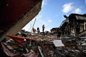 Suben a 1.430 los muertos en Venezuela y llega maquinaria con esperanza de salvar vidas