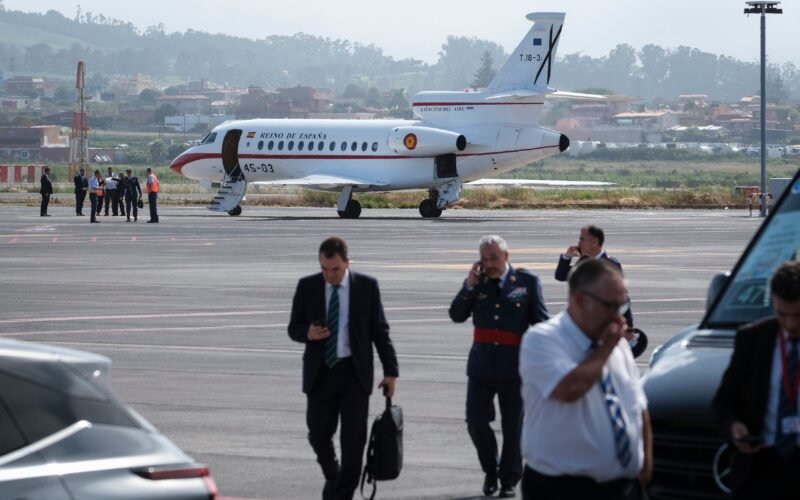Avión Falcón de la Casa Real llevará al papa León XVI hasta Roma