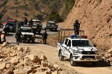 Policías y militares limpian carreteras bloqueadas en el occidente y centro de Bolivia